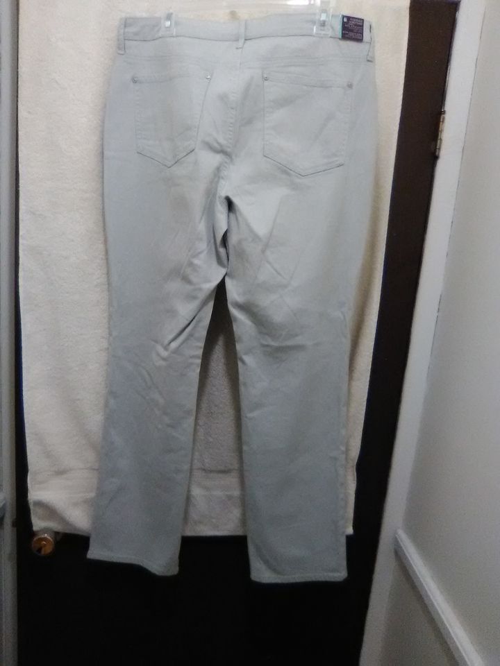 Women's Average Mid-Rise Rail Straight Jeans by Gloria Vanderbilt Size (L) 14