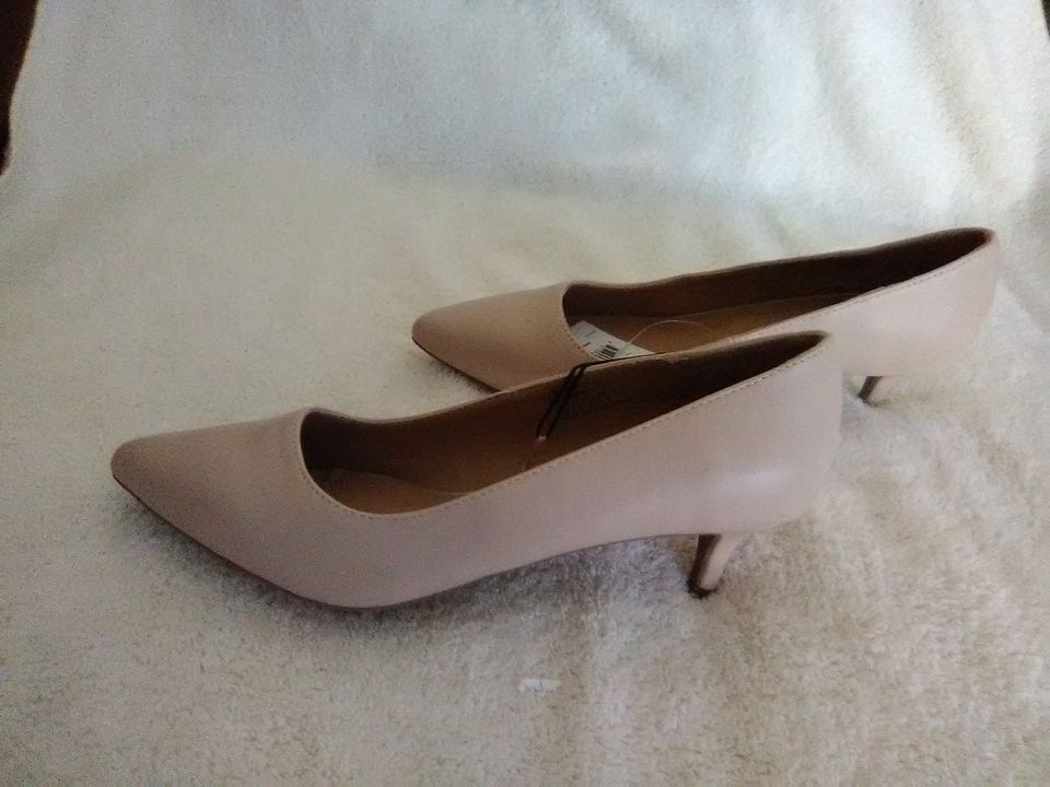 Women's Dress Shoe with Heel Light Beige Sizes 8 and 9