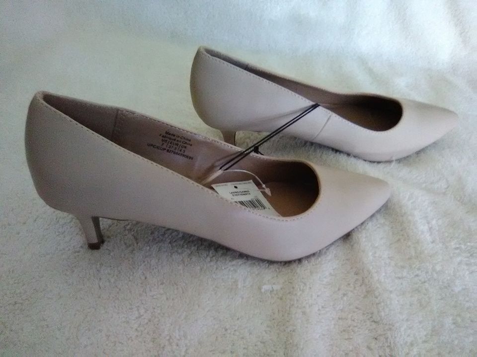 Women's Dress Shoe with Heel Light Beige Sizes 8 and 9