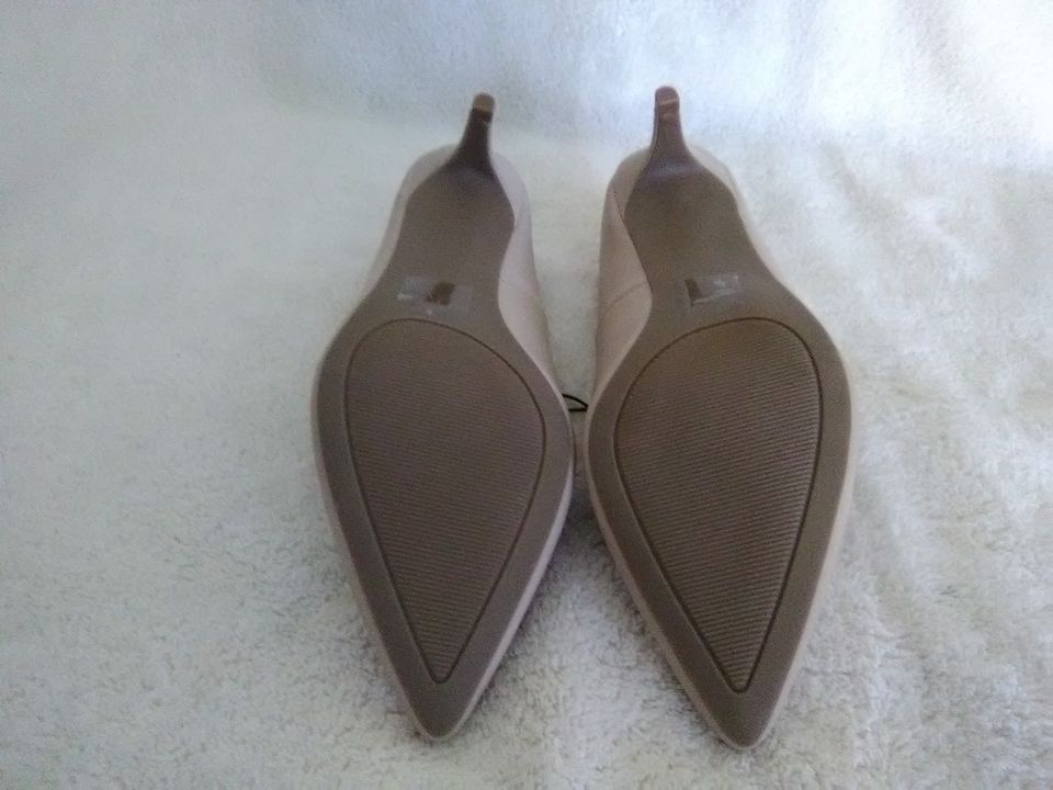 Women's Dress Shoe with Heel Light Beige Sizes 8 and 9
