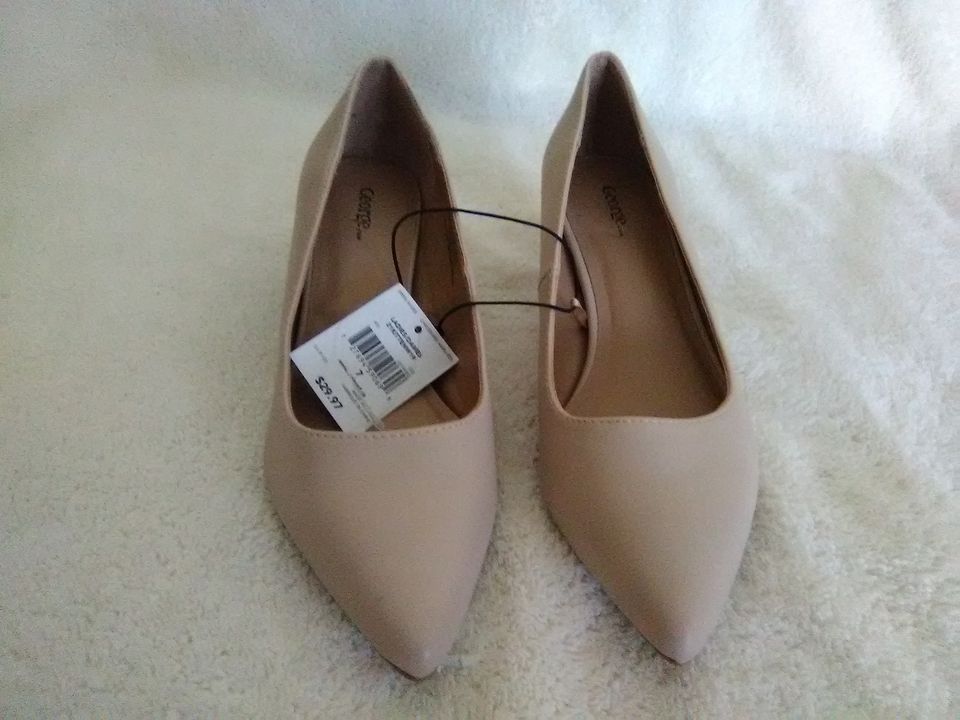 Women's Dress Shoe with Heel Light Beige Sizes 8 and 9