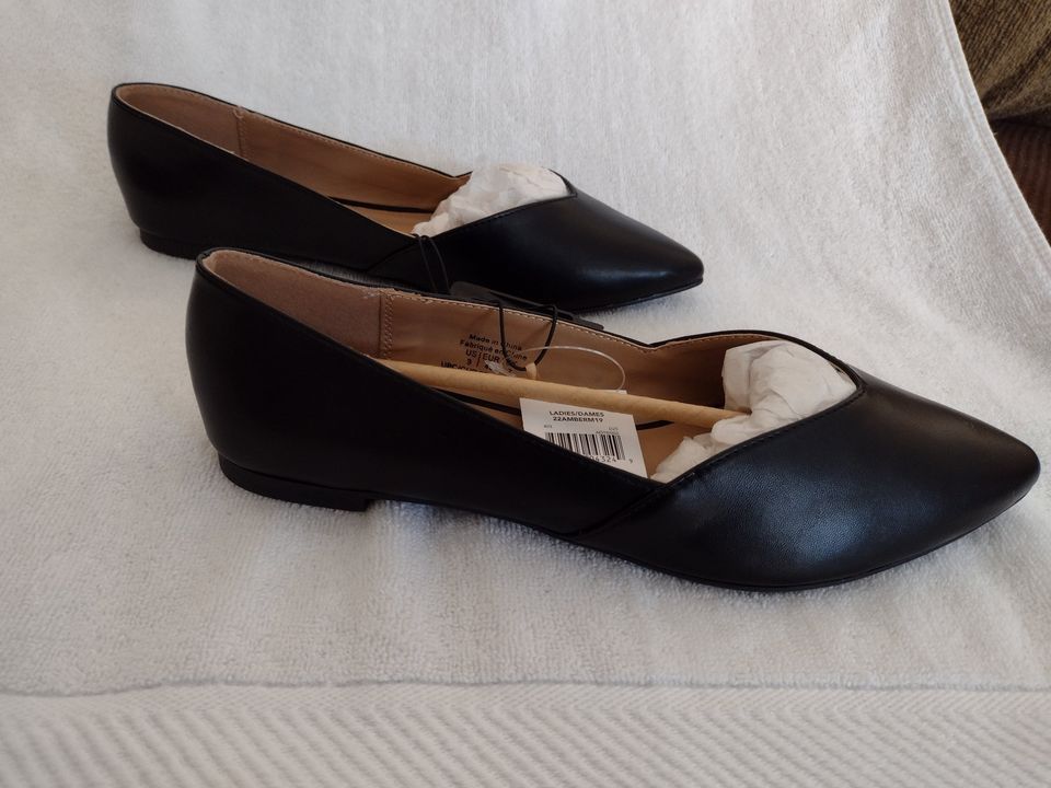 Women's Casual Slip-On Flat Black Shoes Sizes 8, 9