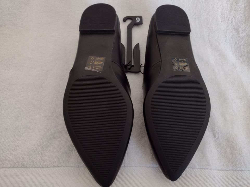 Women's Casual Slip-On Flat Black Shoes Sizes 8, 9