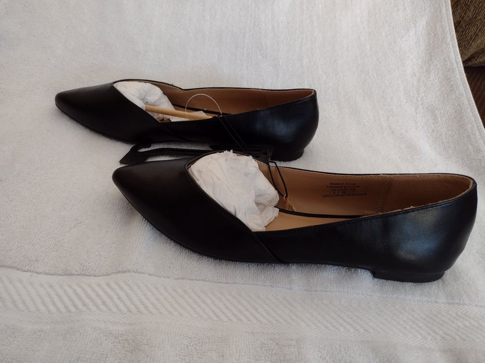 Women's Casual Slip-On Flat Black Shoes Sizes 8, 9