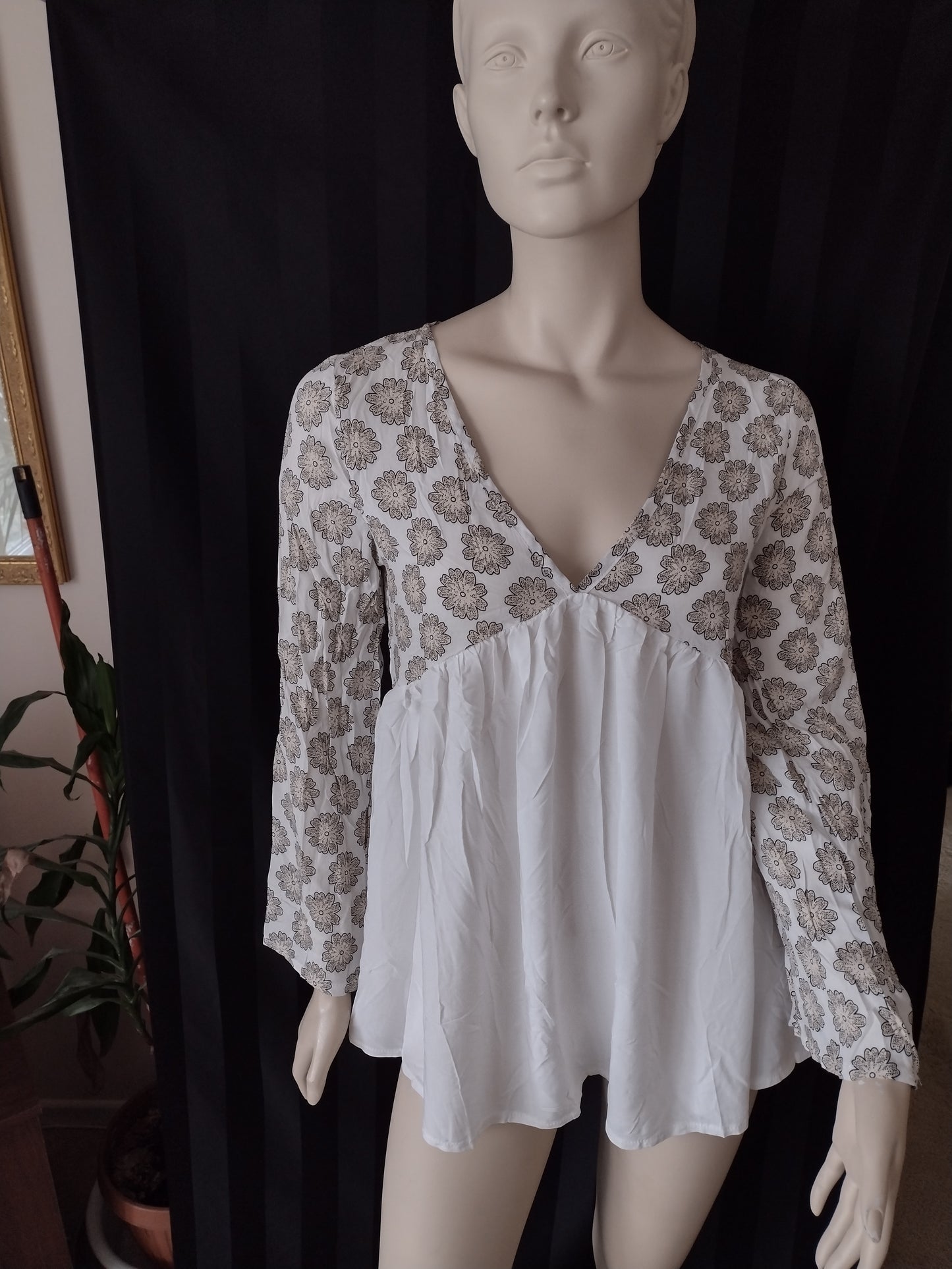 Women's Casual Top with Wide Cuff Size M Gold White