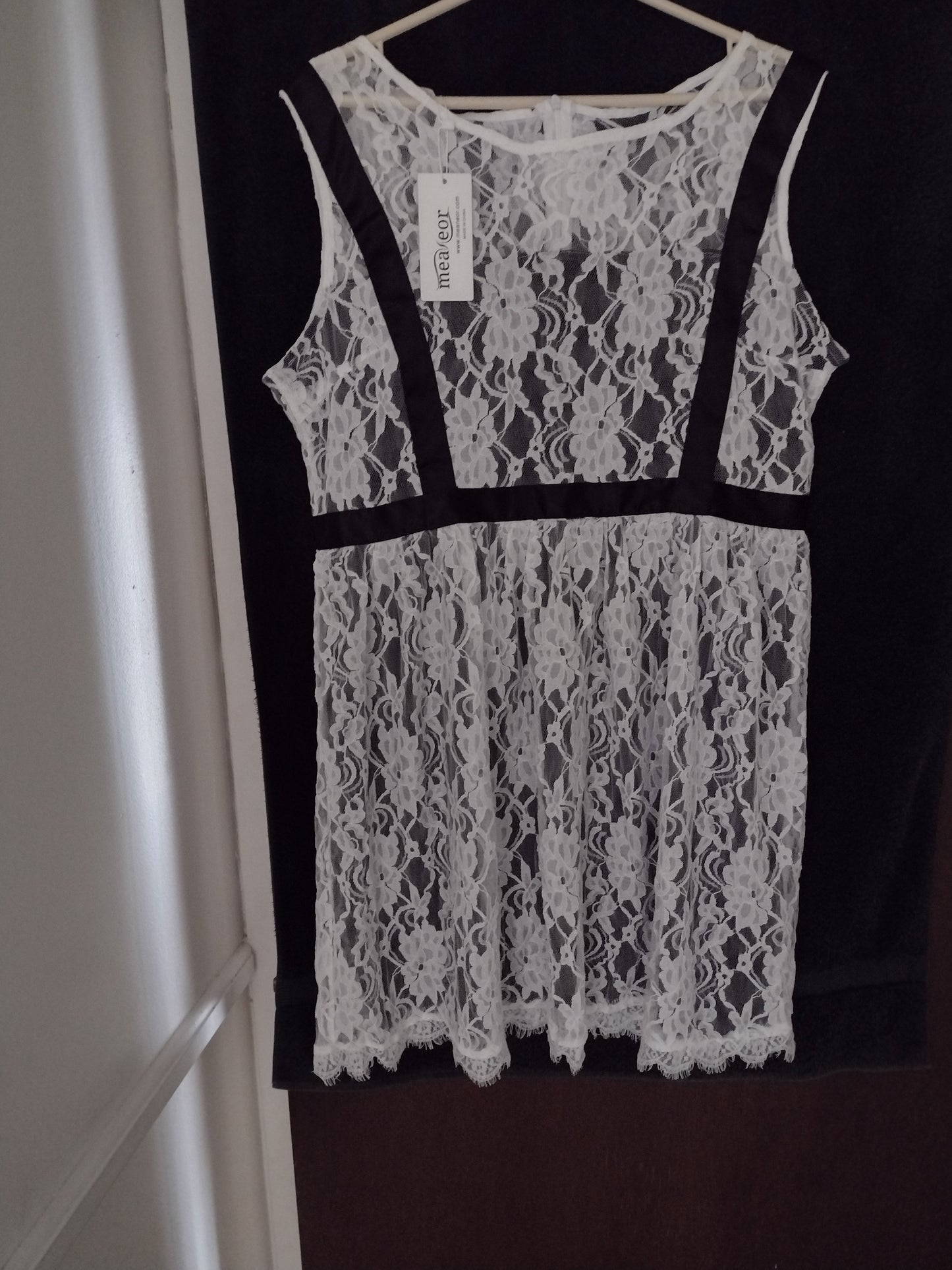 Sleeveless Lace & Satin Dress by Meaneor Size XL