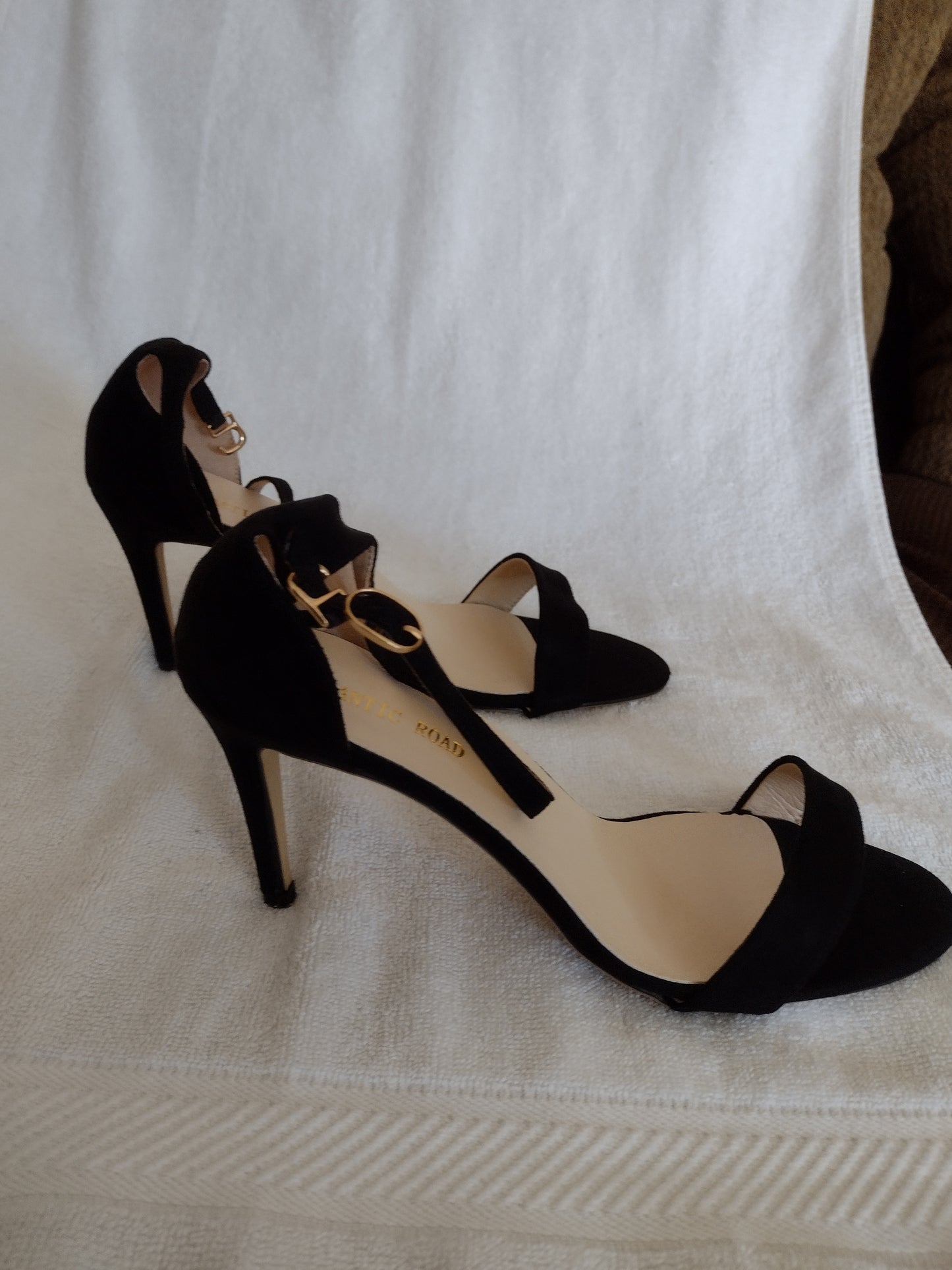 Romantic Road Style 107-10 Black Sandal Size 9