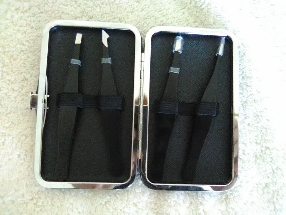 Set of 4 Eyebrow Tweezers in Handy Case