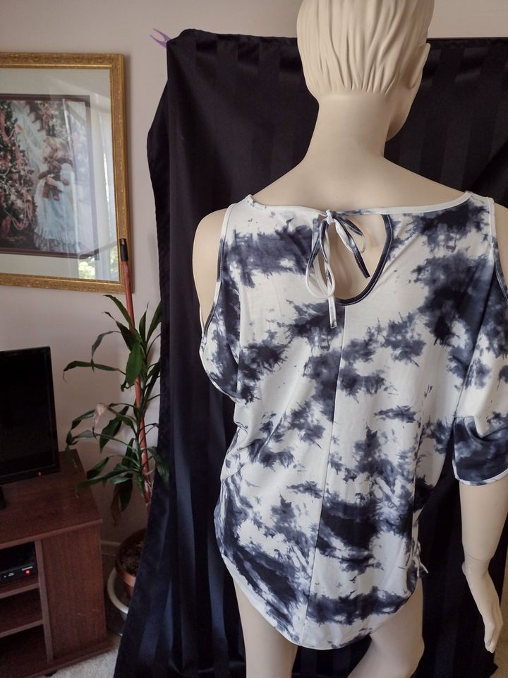 Women's Cold Shoulder Top Size L