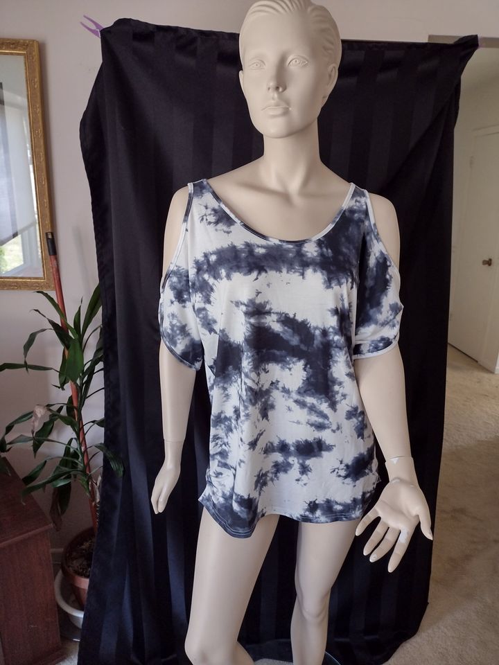 Women's Cold Shoulder Top Size L