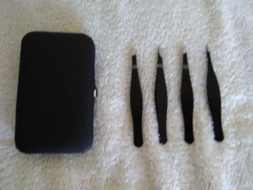 Set of 4 Eyebrow Tweezers in Handy Case