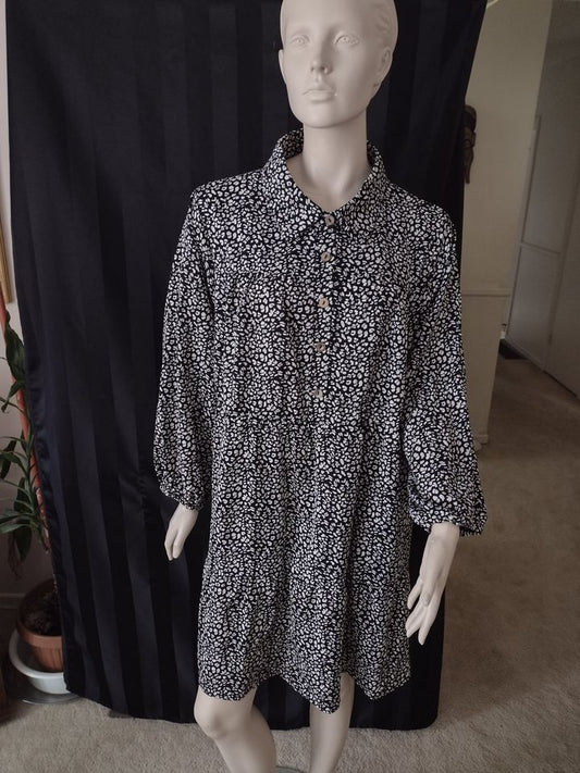 Long Sleeved Black & White Dress Size XL