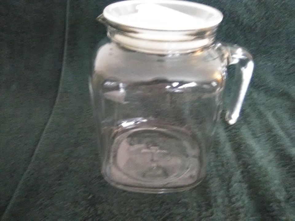 2L Hermetic Seal Glass Pitcher with Lid & Spout