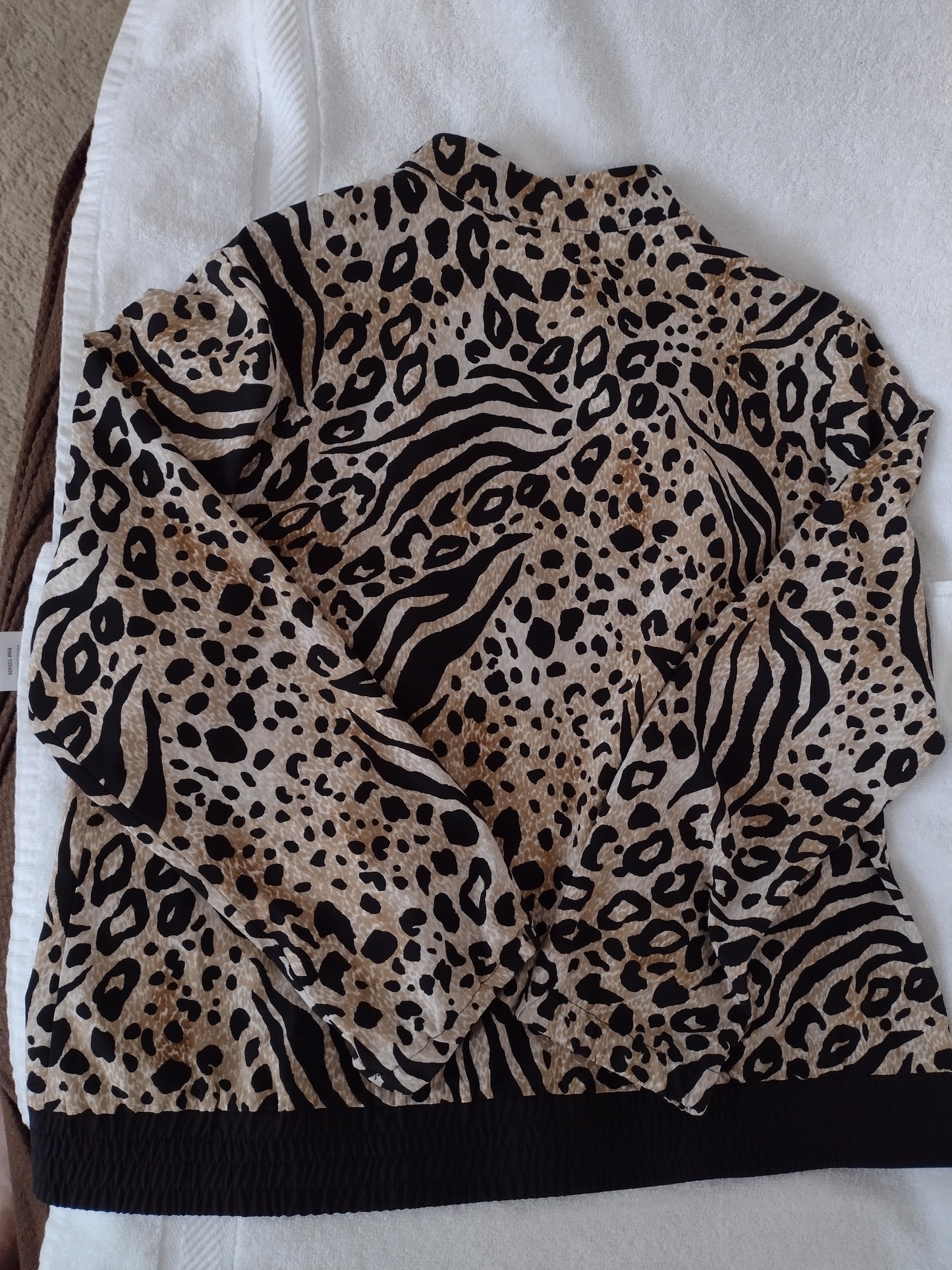 Pre-Owned Women's Zenergy Chico's Animal Print Zip-Up Jacket Size 2 (Size L/12)