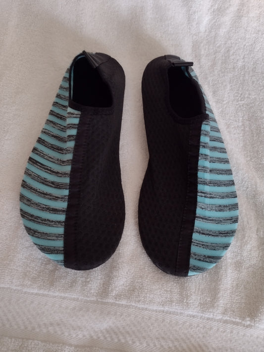 Women's Unbranded Water Shoes half Black half Stripe Size 10