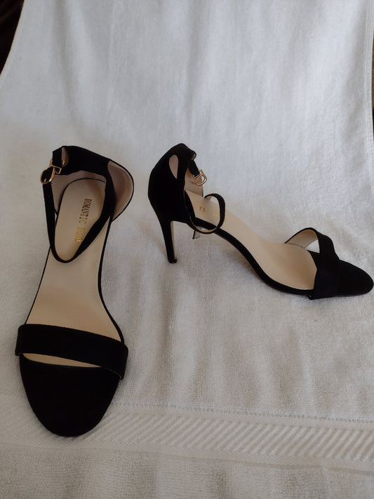 Romantic Road Style 107-10 Black Sandal Size 9